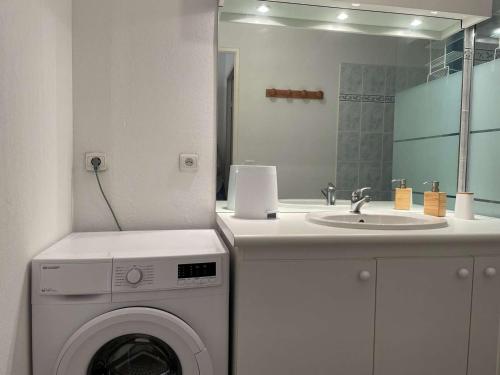 een badkamer met een wasmachine en een wastafel bij Appartement Banyuls-sur-Mer, 3 pièces, 6 personnes - FR-1-225C-88 in Banyuls-sur-Mer