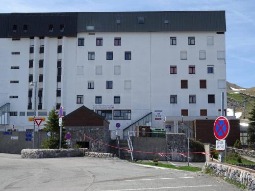 un grand bâtiment blanc avec beaucoup de fenêtres dans l'établissement Studio confortable 4 pers avec accès direct aux pistes - FR-1-602-69, à Arette