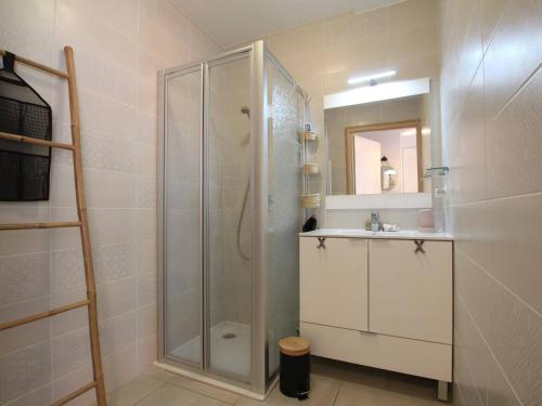 a bathroom with a shower and a sink at Appartement 3 étoiles, 42m², terrasse ensoleillée, 4 pers., Briançon - FR-1-330C-115 in Briançon