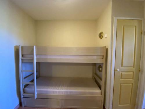 Cette petite chambre comprend des lits superposés. dans l'établissement Studio familial 4 pers. avec piscine, tennis et parking – Les Issambres - FR-1-226-455, à Saint-Peïre-sur-Mer