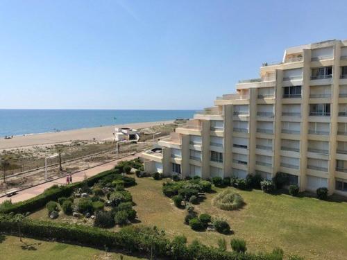 - un grand bâtiment sur la plage dans l'établissement Studio calme 4 pers proche plage, parking privé - FR-1-81-539, au Barcarès