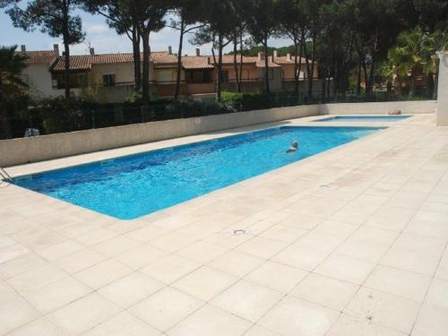 - une piscine avec une personne dans l'eau dans l'établissement Charmant T2 Mezzanine, Climatisé, Piscine et Parking, Proche Plage et Loisirs, Cap d'Agde - FR-1-607-104, au Cap d'Agde