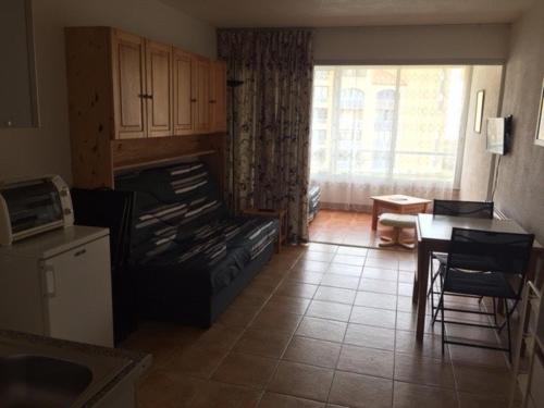 un salon avec un canapé et une table dans l'établissement Studio calme 4 pers proche plage, parking privé - FR-1-81-539, au Barcarès