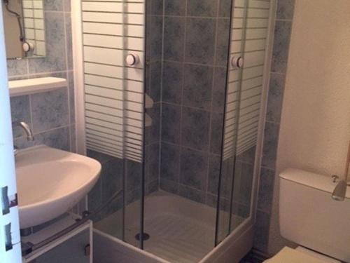 une salle de bain avec douche et lavabo dans l'établissement Studio calme 4 pers proche plage, parking privé - FR-1-81-539, au Barcarès