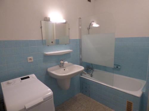 een badkamer met een wastafel, een toilet en een spiegel bij Maison Le Grand-Bornand, 3 pièces, 6 personnes - FR-1-458-96 in Le Grand-Bornand