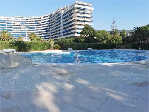 Appartement climatisé avec terrasse, piscine et parking privé, proche plages et commerces - FR-1-609-60