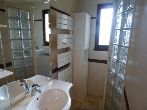 une salle de bain blanche avec un lavabo et une douche dans l'établissement Appartement 3 pièces + mezzanine, 71m², 7 pers, proche centre, balcon, garage - Grand-Bornand - FR-1-458-98, au Grand-Bornand