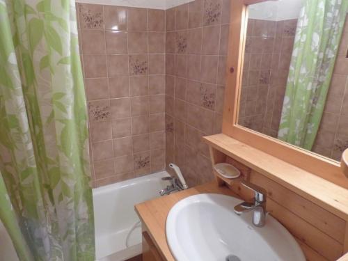 uma casa de banho com um lavatório e uma cortina de chuveiro em Appartement Le Grand-Bornand, 3 pièces, 6 personnes - FR-1-458-93 em Le Grand-Bornand