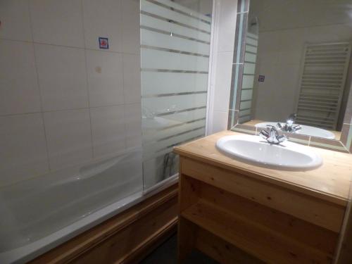 a bathroom with a sink and a shower at Appartement Le Grand-Bornand, 2 pièces, 6 personnes - FR-1-458-109 in Le Grand-Bornand