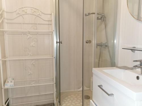 une salle de bain avec une douche en verre et un lavabo dans l'établissement Appartement climatisé avec terrasse, piscine et parking privé, proche plages et commerces - FR-1-609-60, à Mandelieu-la-Napoule
