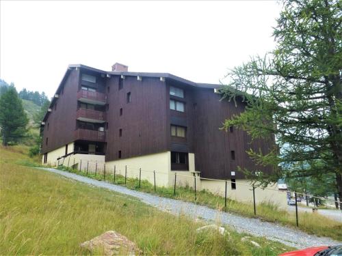 un bâtiment sur le côté d'une colline dans l'établissement Duplex lumineux au calme, 6 pers, WiFi, balcons, proche pistes - FR-1-292-174, à Isola