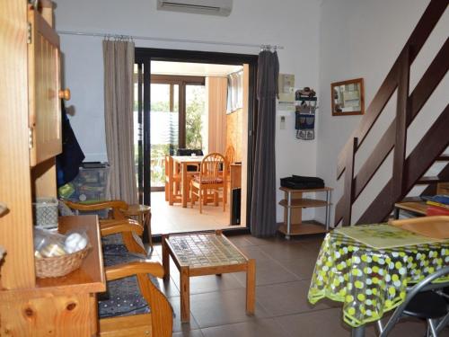 un salon avec une table et des chaises dans l'établissement Maison climatisée 2 pièces/mez, 5 couchages, proche port et plage, parking, véranda, terrasse, animaux OK - FR-1-225D-110, à Saint-Cyprien