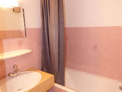 une salle de bain avec un lavabo, une baignoire et une douche dans l'établissement Appartement skis aux pieds, cosy 2 pièces, terrasse Sud/Est, 1er étage, idéal pour 4 personnes - FR-1-458-131, au Grand-Bornand