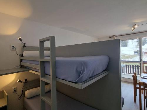une chambre avec un lit superposé avec une échelle dans l'établissement Studio cosy à 50m des pistes avec Wifi et parking - FR-1-525-214, à Saint-Étienne-en-Dévoluy