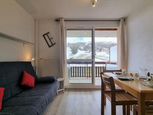 - un salon avec une table, un canapé et une table ainsi qu'une salle à manger dans l'établissement Studio cosy à 50m des pistes avec Wifi et parking - FR-1-525-214, à Saint-Étienne-en-Dévoluy