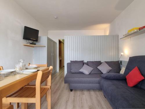 un salon avec un canapé et une table dans l'établissement Studio cosy à 50m des pistes avec Wifi et parking - FR-1-525-214, à Saint-Étienne-en-Dévoluy
