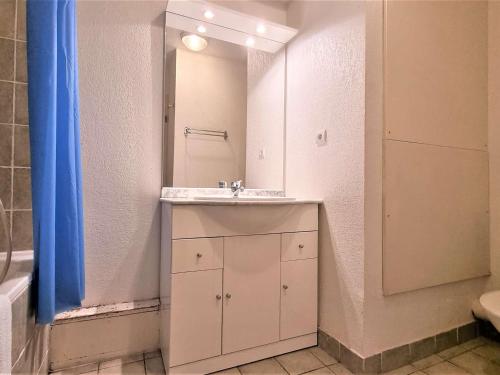 une salle de bain avec un lavabo et un miroir dans l'établissement Studio Cabine 4 pers - Près des Pistes & Commerces - FR-1-525-220, à Saint-Étienne-en-Dévoluy
