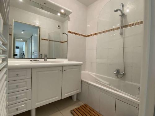 une salle de bain blanche avec un lavabo et une douche dans l'établissement Appartement 3P avec Terrasse et Garage, à 10min des Plages de Juan-les-Pins - FR-1-252-171, à Antibes