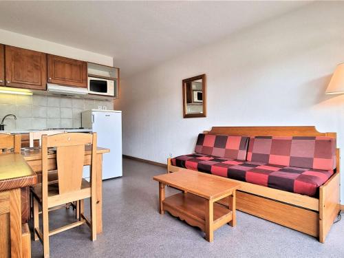 un salon avec un canapé et une cuisine dans l'établissement Studio Cabine 4 pers - Près des Pistes & Commerces - FR-1-525-220, à Saint-Étienne-en-Dévoluy