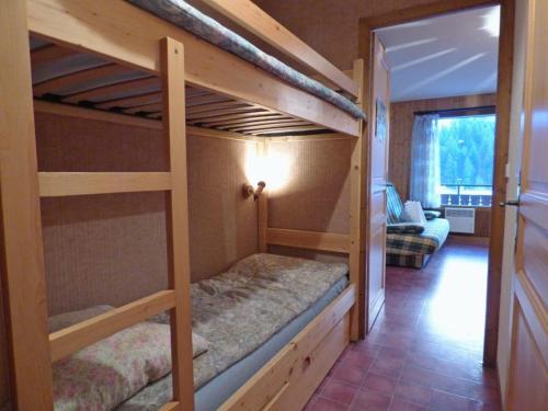 een slaapkamer met 2 stapelbedden en een woonkamer bij Appartement Le Grand-Bornand, 2 pièces, 6 personnes - FR-1-458-139 in Le Grand-Bornand