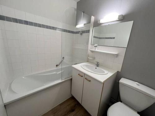 ein Badezimmer mit Waschbecken, Toilette und Badewanne in der Unterkunft Studio Lys à Cambo-les-Bains, 2 pers, Terrasse & Parking, Proche Thermes, Animaux Acceptés - FR-1-495-98 in Cambo-les-Bains