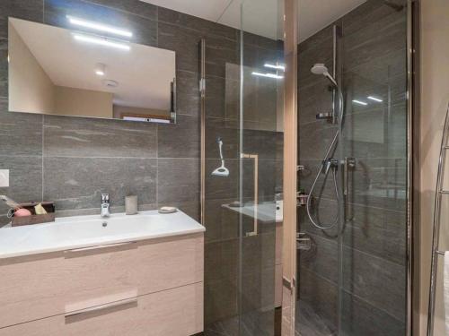 y baño con lavabo y ducha acristalada. en Appartement Les Avanchers-Valmorel, 2 pièces, 4 personnes - FR-1-291-867, en Valmorel