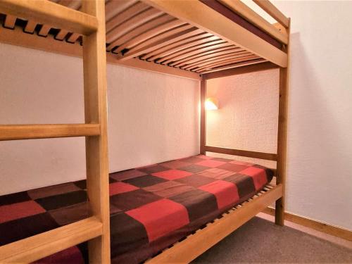 - une chambre avec 2 lits superposés et un sol en damier dans l'établissement Studio Cabine 4 pers - Près des Pistes & Commerces - FR-1-525-220, à Saint-Étienne-en-Dévoluy