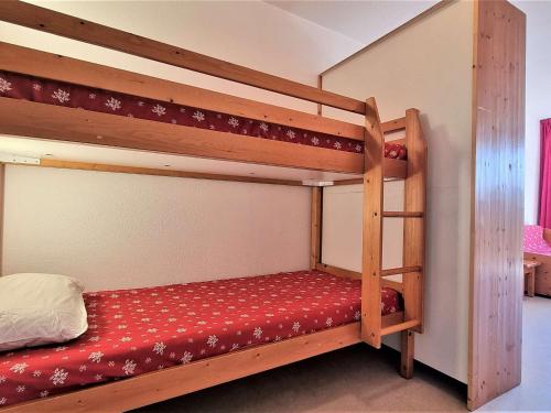 Двухъярусная кровать или двухъярусные кровати в номере Appartement Le Dévoluy, 2 pièces, 4 personnes - FR-1-525-221