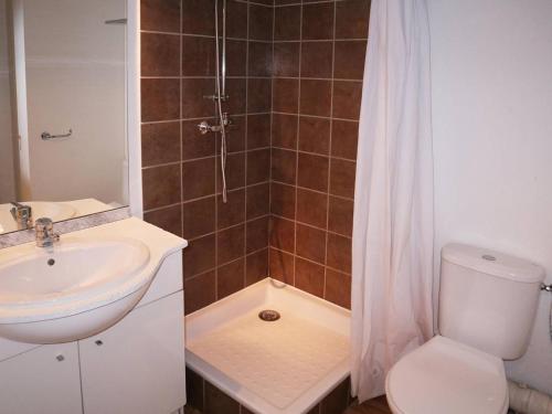 ein Bad mit einem WC, einem Waschbecken und einer Dusche in der Unterkunft Appartement Les Orres, 3 pièces, 10 personnes - FR-1-322-424 in Les Orres
