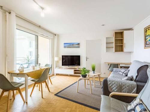 Photo de la galerie de l'établissement Superbe T2 rénové avec balcon et parking, à 150m de la Grande Plage de Biarritz - FR-1-3-517, à Biarritz