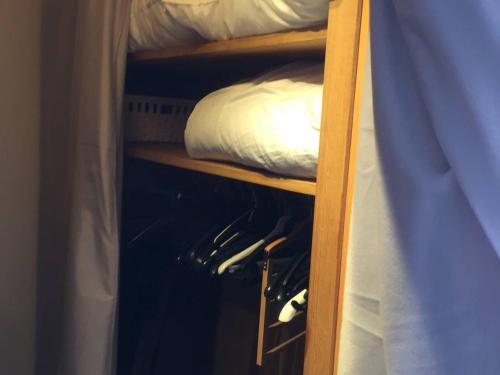 - un lit superposé avec un oreiller blanc sur une étagère dans l'établissement Studio pour 4 personnes avec ascenseur, parking gratuit et accès direct aux pistes - FR-1-602-82, à Arette