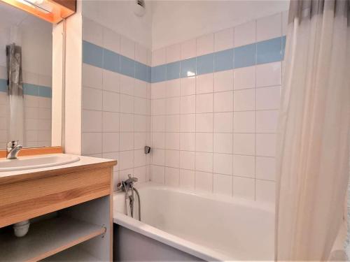 Ванная комната в Appartement Le Dévoluy, 2 pièces, 4 personnes - FR-1-525-221