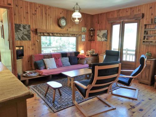 - un salon avec un canapé, une table et des chaises dans l'établissement Chalet Arêches-Beaufort, 5 pièces, 6 personnes - FR-1-342-225, à Beaufort