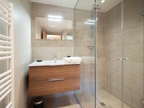 a bathroom with a sink and a shower at Appartement Les Avanchers-Valmorel, 2 pièces, 4 personnes - FR-1-291-860 in Valmorel
