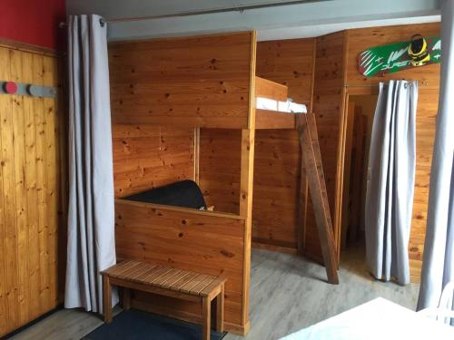 una camera con un letto a castello e una scala di Studio pour 4 personnes avec ascenseur, parking gratuit et accès direct aux pistes - FR-1-602-82 ad Arette