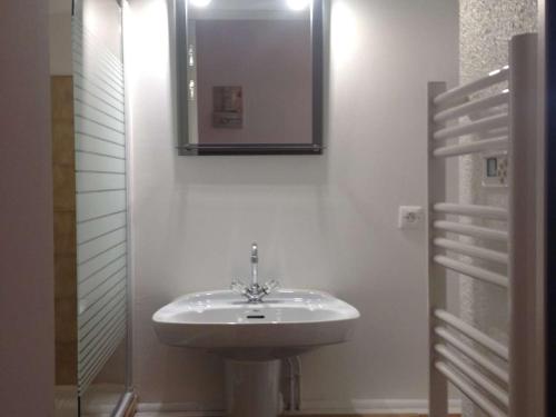 Baño blanco con lavabo y espejo en Studio Val Thorens, 2 pièces, 3 personnes - FR-1-637-2 en Val Thorens