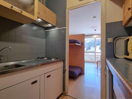 une cuisine avec un évier et un plan de travail dans l'établissement Studio cosy avec vue sur le front de neige, proche télésiège et commerces - FR-1-525-200, à Saint-Étienne-en-Dévoluy