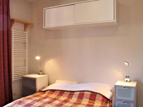 a bedroom with a bed with two night stands and two lights at Appartement Risoul, 2 pièces, 4 personnes - FR-1-330-525 in Risoul