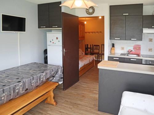 - une cuisine et un salon avec un lit dans une chambre dans l'établissement Grand studio 5 personnes avec balcon, parking, proche station - FR-1-322-435, aux Orres