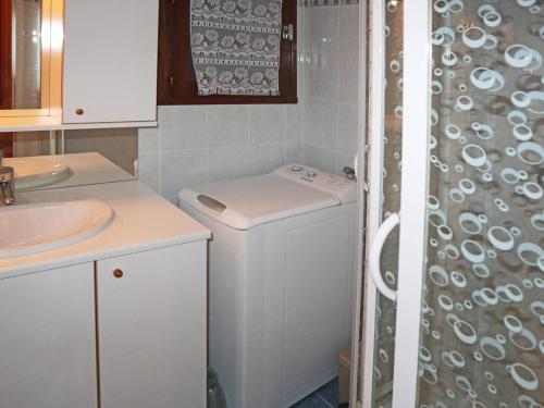 a bathroom with a washing machine and a sink at Appartement Les Orres, 1 pièce, 5 personnes - FR-1-322-435 in Les Orres