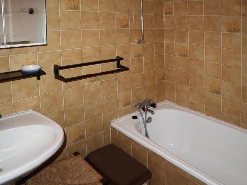 Grand studio 5 personnes avec balcon, parking, proche station - FR-1-322-435