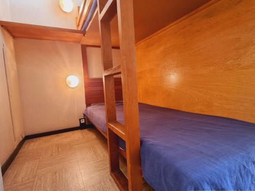 a bedroom with two bunk beds in a room at Studio cosy avec vue sur le front de neige, proche télésiège et commerces - FR-1-525-200 in Le Dévoluy