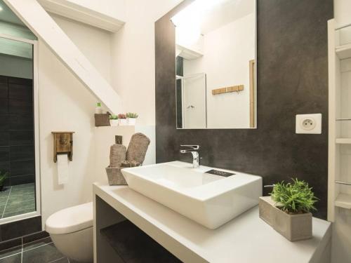 Bathroom sa Appartement Saint-Lary-Soulan, 4 pièces, 10 personnes - FR-1-296-340