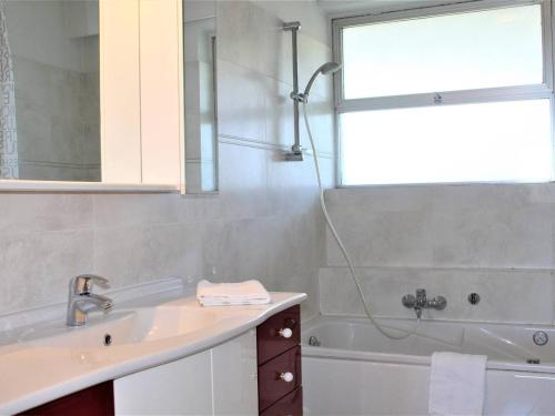 une salle de bain avec un lavabo, une baignoire et une douche dans l'établissement Appartement 3P avec terrasse et parking, Villeneuve-Loubet Plage - FR-1-252A-63, à Villeneuve-Loubet