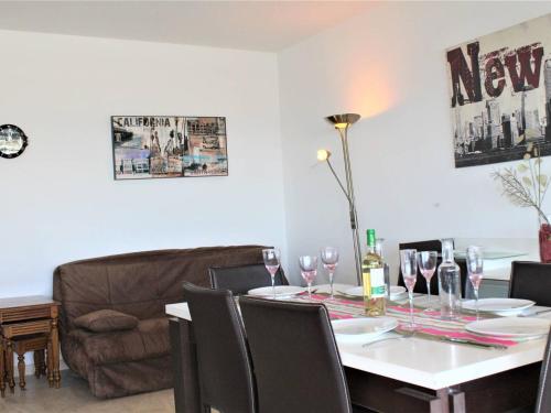 - une salle à manger avec une table et des verres à vin dans l'établissement Appartement 3P avec terrasse et parking, Villeneuve-Loubet Plage - FR-1-252A-63, à Villeneuve-Loubet