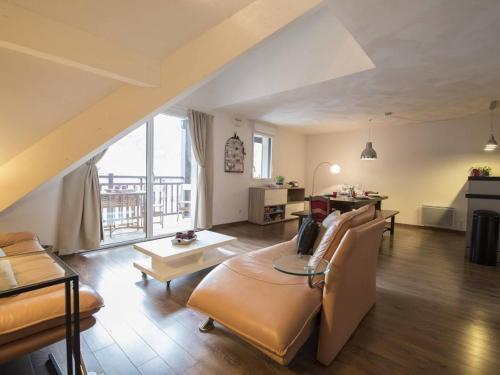 uma sala de estar com um sofá e uma mesa em Appartement Saint-Lary-Soulan, 4 pièces, 10 personnes - FR-1-296-340 em Saint-Lary-Soulan
