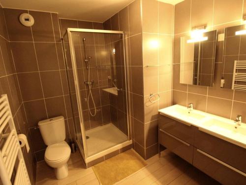 Un baño de Appartement Bagnères-de-Luchon, 4 pièces, 6 personnes - FR-1-313-203