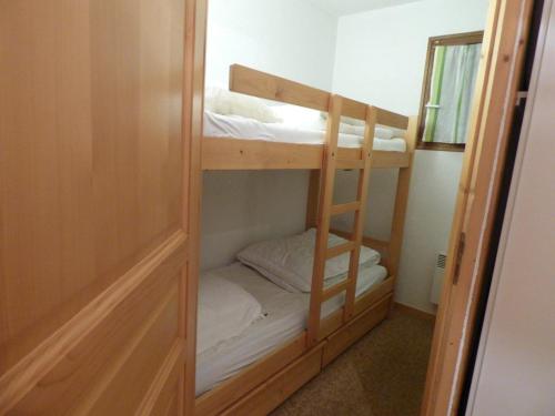 a couple of bunk beds in a room at Appartement Le Grand-Bornand, 3 pièces, 6 personnes - FR-1-458-118 in Le Grand-Bornand
