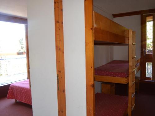 deux lits superposés dans une chambre avec fenêtre dans l'établissement Appartement 3P, 7 pers, proche pistes et commerces, cœur du village, Arc 1800 - FR-1-411-698, à Bourg-Saint-Maurice