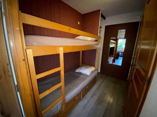 a small room with bunk beds and a hallway at Appartement Le Grand-Bornand, 1 pièce, 3 personnes - FR-1-241-238 in Le Grand-Bornand